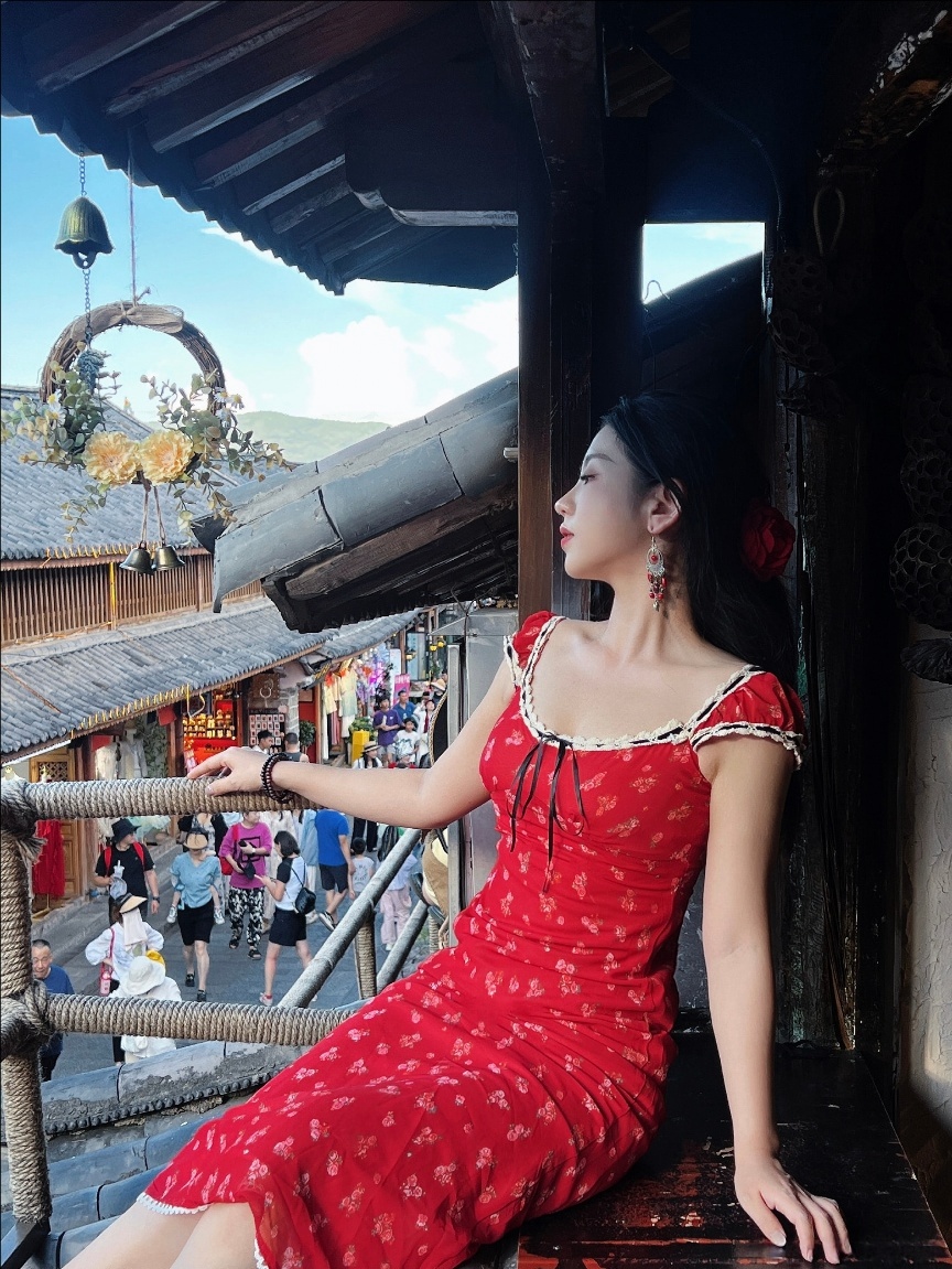 Original photo with background people